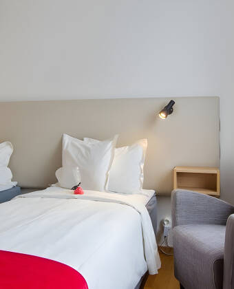 Alle Zimmer bieten Bad und Toilette und sind mit bequemen Betten, Tee- und Kaffeebereiter, Safe und TV ausgestattet.