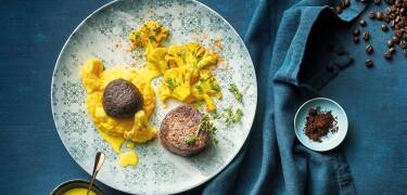 Das Mövenpick Restaurant bietet eine grosse Auswahl an traditionellen Schweizer Spezialitäten und internationaler Küche.