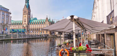 Utforska områdets trendiga restauranger och livliga kulinariska scen.