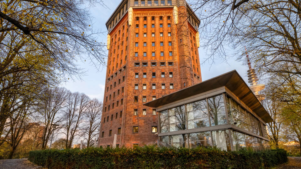 Übernachten Sie im Mövenpick Hotel Hamburg, einem einzigartigen historischen Gebäude, das früher einmal ein Wasserturm war.