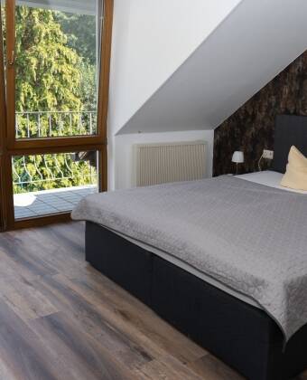 Die Hotelzimmer wurden 2023 renoviert und verfügen über jeglichen Komfort, den Sie für Ihren Aufenthalt benötigen.
