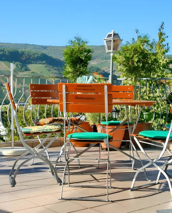 Hotellets egen Biergarten indbyder til afslapning - oplev også den specielle øl-svævebane, som er lidt af en attraktion i sig selv!