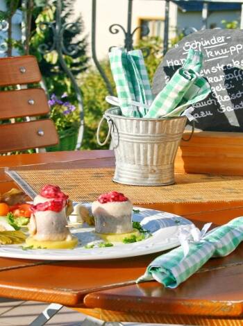 The hotel restaurant offers a delicious 3-course menu of regional specialities.