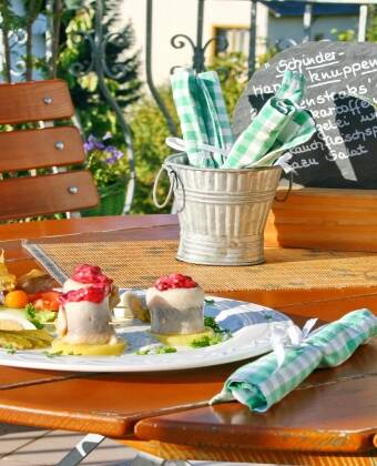 Im Hotelrestaurant genießen Sie bei Ihrem 3-Gänge-Abendessen regionale Spezialitäten.