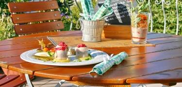 Im Hotelrestaurant genießen Sie bei Ihrem 3-Gänge-Abendessen regionale Spezialitäten.