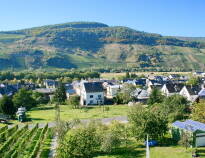 Das Hotel Moselblick liegt malerisch und romantisch auf einem Hügel inmitten der Weinberge an der Mosel.