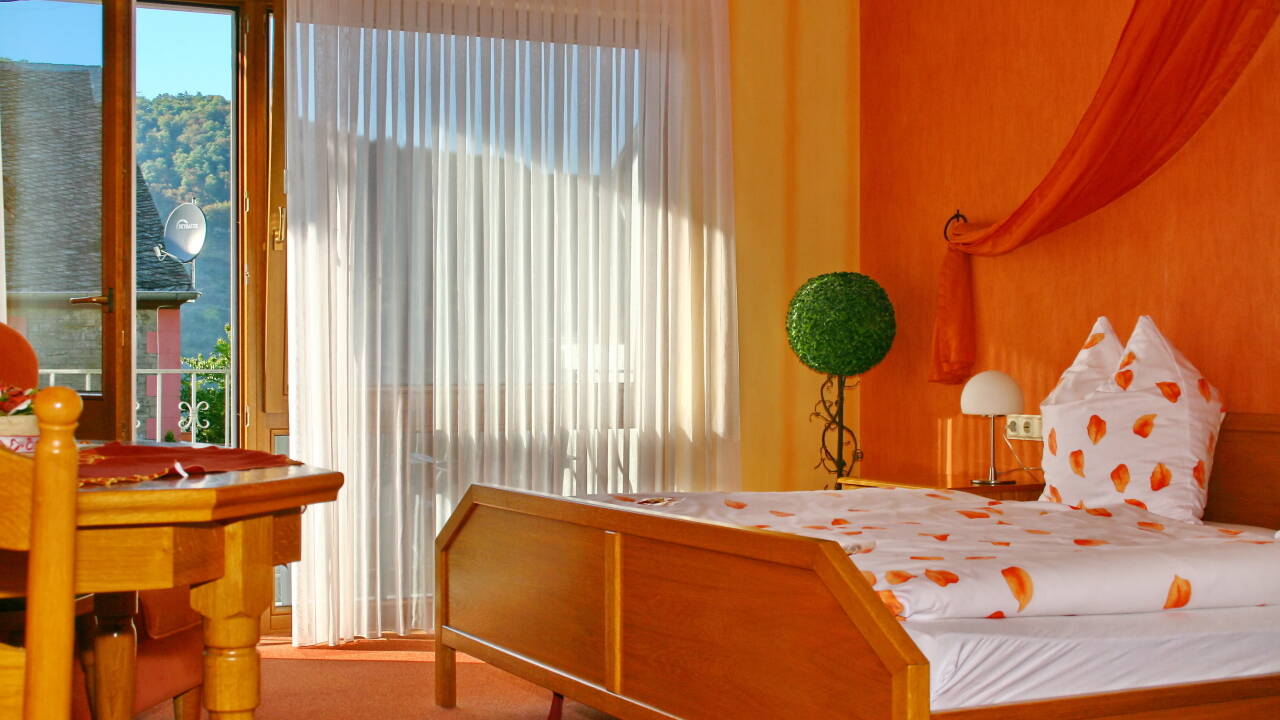 Die Hotelzimmer wurden 2014 renoviert und verfügen über jeglichen Komfort, den Sie für Ihren Aufenthalt benötigen, sowie einen Balkon.