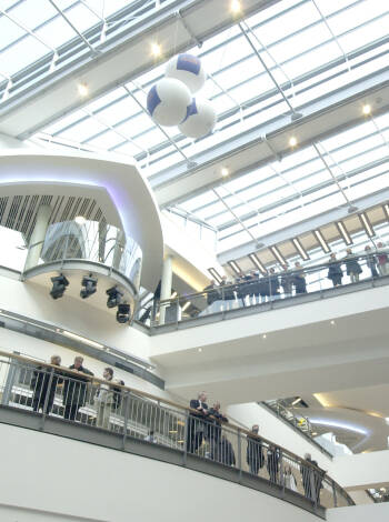Fields shoppingcenter har ett brett utbud av shoppingalternativ, oavsett väder.
