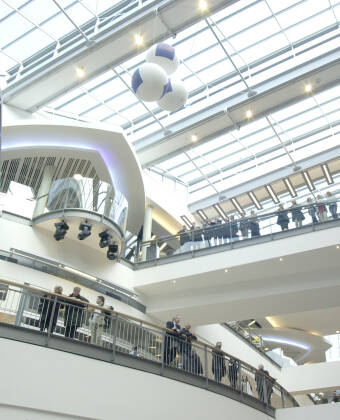 Field's shoppingcenter tilbyder en bred vifte af shoppingmuligheder, uanset vejret.