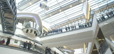 Field's shoppingcenter tilbyder en bred vifte af shoppingmuligheder, uanset vejret.
