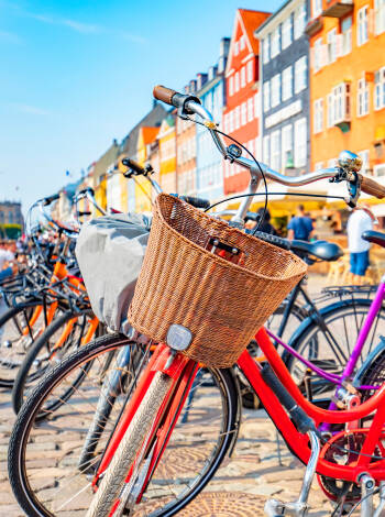 Köpenhamn har flera gånger utsetts till världens bästa cykelstad - och självklart kan du hyra cyklar på hotellet.