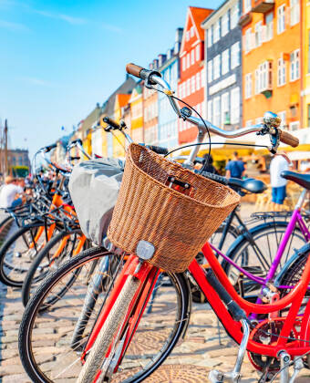 København er flere gange blevet kåret som verdens bedste cykelby - og du kan selvfølgelig leje cykler på hotellet.