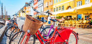 København er flere gange blevet kåret som verdens bedste cykelby - og du kan selvfølgelig leje cykler på hotellet.