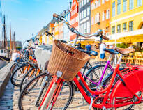Köpenhamn har flera gånger utsetts till världens bästa cykelstad - och självklart kan du hyra cyklar på hotellet.