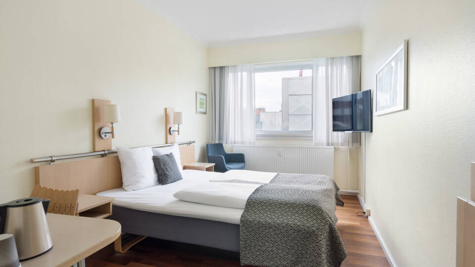 Hotellet er stilfuldt og lækkert indrettet, og I bor på moderne værelser, som alle tilbyder et højt komfortniveau.