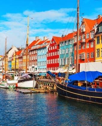 Från hotellet tar ni er smidigt in till Köpenhamns charmiga centrum med metron.