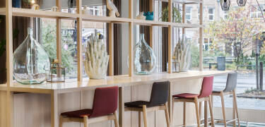 Hotellets bar og brasserie tilbyr en koselig atmosfære og stil, samt oppholdet inkluderer en kupong til deilig drikke og snacks.