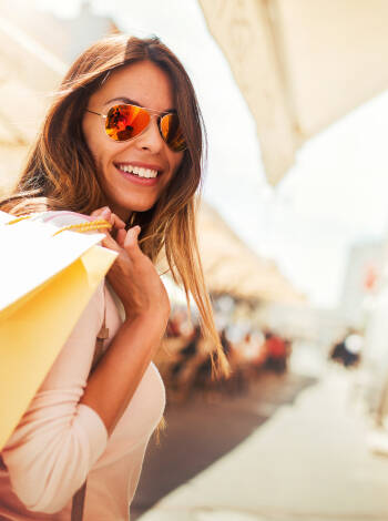 Machen Sie einen Shopping-Ausflug mit Freunden nach Kopenhagen.