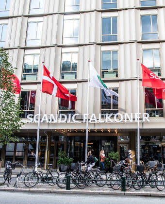 Det finns en tunnelbanestation precis vid hotellet och därifrån tar ni er snabbt in till centrala Köpenhamn