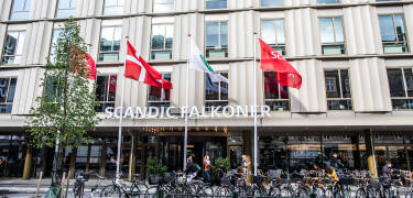Det finns en tunnelbanestation precis vid hotellet och därifrån tar ni er snabbt in till centrala Köpenhamn