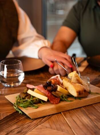 Start your day with a delicious breakfast and enjoy the evening atmosphere in the Green Room Restaurant.