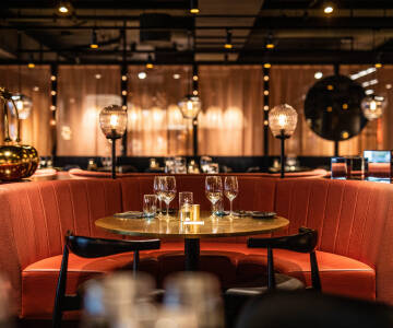 Sie können den Tag mit einem gemütlichen Schlummertrunk in der einladenden Wein- und Cocktailbar des Hotels abrunden.