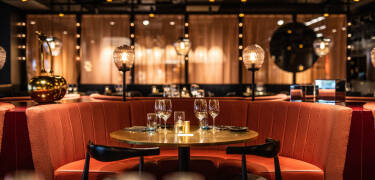 Det er helt opplagt å runde av dagen med en hyggelig stund i hotellets innbydende vin- og cocktailbar.