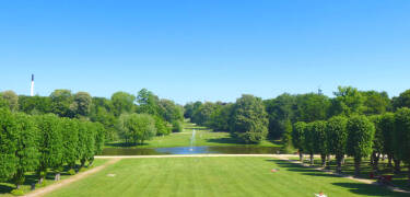 Njut av livet på Falkoner Allé där ni hittar caféer, shopping, gastronomiska upplevelser och en känsla av att vara i Paris trots att ni är i Köpenhamn