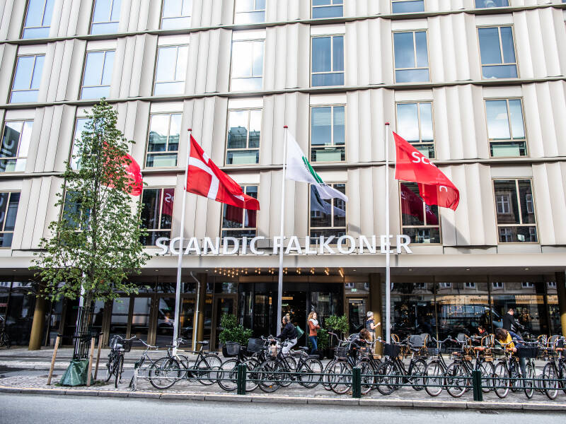 Metroen stopper rett foran hotellet, og derfor kommer dere dere raskt og enkelt inn til København.