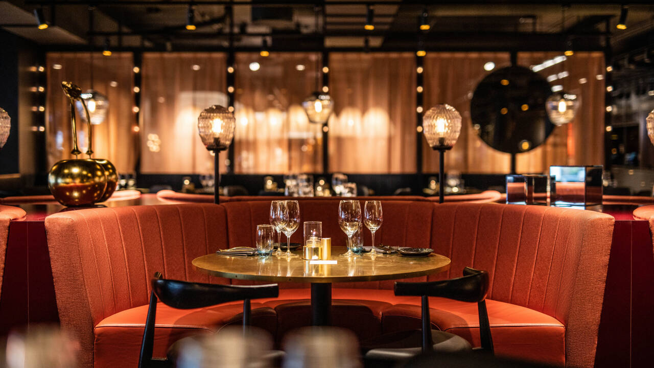 Det er helt opplagt å runde av dagen med en hyggelig stund i hotellets innbydende vin- og cocktailbar.