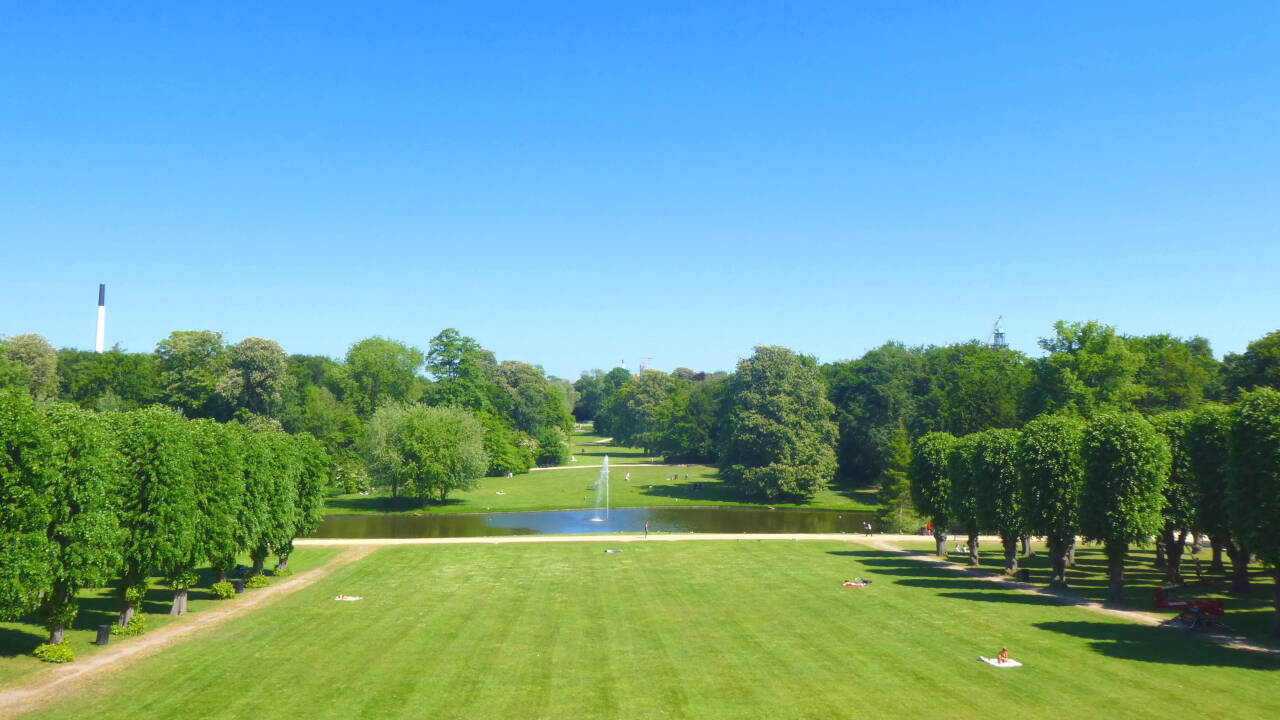 Nyt livet på Falkoner Allé, som preges av kaféer, shopping, gastronomi og sjarmerende pariserstemning.