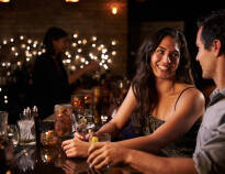 Die Bar und die Lounge des Hotels garantieren Gemütlichkeit und Stimmung. Genießen Sie eine gemütliche Stunde mit einem 'Moxy Cocktail'.