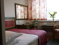 En god natts søvn med komfortabel base tilbys, i hotellets klassisk innredede rom.