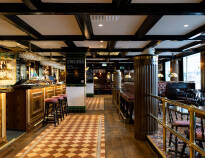 Njut av god mat och dryck i hotellets stämningsfulla restaurang och bar, Gastropub The Bishops Arms.