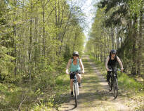 Nærområdet byder på adskillige gode cykelruter, perfekt for de som ønsker en aktiv ferie på to hjul.