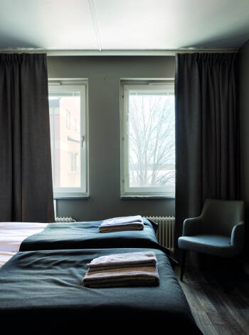 Hotellets moderna rum erbjuder en god natts sömn och en bekväm bas.