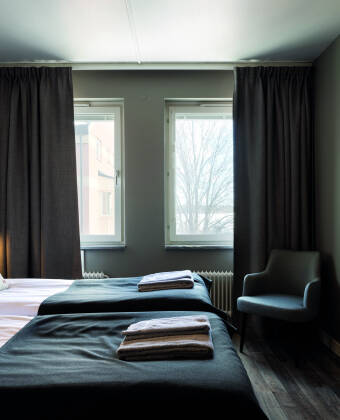 Das Hotel Bishops Arms Mora verfügt über 41 Zimmer auf drei Etagen mit Aufzug. Haustiere sind gestattet.