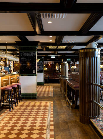 Nyd masser af god mad og drikke i hotellets stemningsfulde gastropub, ”The Bishops Arms”.