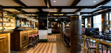 Njut av god mat och dryck i hotellets stämningsfulla restaurang och bar, Gastropub The Bishops Arms.