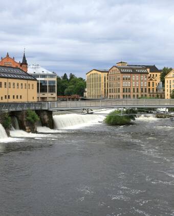 Das industrielle Erbe Norrköpings ist wirklich einzigartig. Die alten Fabrikgebäude am Motala-Fluss wurden wunderschön restauriert und beherbergen heute Museen, Galerien und Cafés.