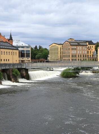 Norrköpings industriarv är verkligen unikt. De gamla fabriksbyggnaderna längs Motala ström har varsamt restaurerats och inrymmer idag museer, gallerier och kaféer.