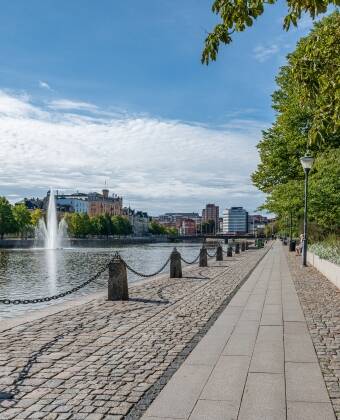 Die Stadt ist kompakt und lässt sich wunderbar zu Fuß erkunden – mit idyllischen Wegen am Fluss, gemütlichen Restaurants und vielen grünen Oasen – ideal für einen entspannten Wochenendtrip.