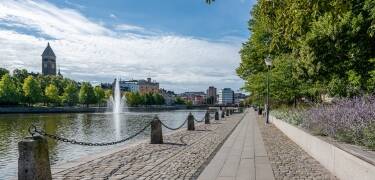 Die Stadt ist kompakt und lässt sich wunderbar zu Fuß erkunden – mit idyllischen Wegen am Fluss, gemütlichen Restaurants und vielen grünen Oasen – ideal für einen entspannten Wochenendtrip.