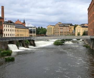 Das industrielle Erbe Norrköpings ist wirklich einzigartig. Die alten Fabrikgebäude am Motala-Fluss wurden wunderschön restauriert und beherbergen heute Museen, Galerien und Cafés.