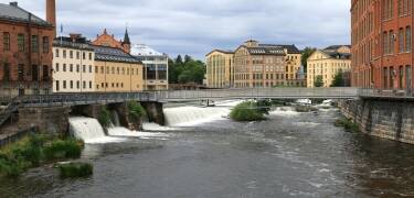 Norrköpings industrielle arv er helt unik. De gamle fabriksbygninger langs Motala floden er blevet smukt restaureret og rummer nu museer, gallerier og caféer.