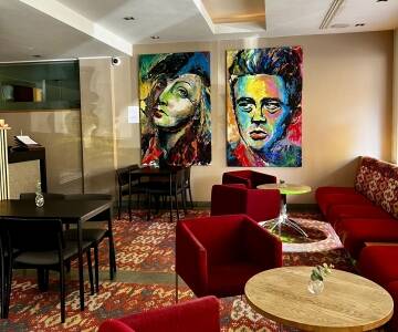 Nyt en drink i den hyggelige lobbybaren.