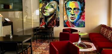 Nyt en drink i den hyggelige lobbybaren.