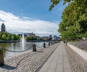 Die Stadt ist kompakt und lässt sich wunderbar zu Fuß erkunden – mit idyllischen Wegen am Fluss, gemütlichen Restaurants und vielen grünen Oasen – ideal für einen entspannten Wochenendtrip.