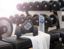 Håll igång träningen i hotellets fitness-center eller med hjälp av träningsvideon och hantlarna i rummen.