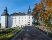 Besök de närliggande slotten och upplev 1600, 1700 och 1800-talet på Ekenäs Slott och Löfstad Slott.